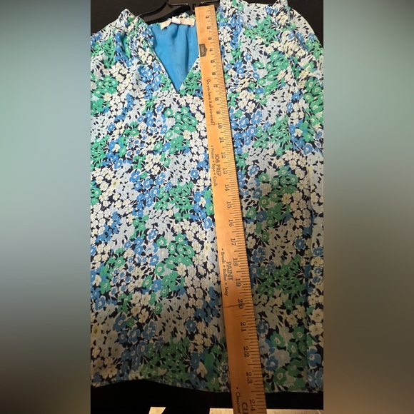 LOFT LIGHT BLUE/GREEN/BLACK FLORAL RUFFLED SLEEVES, SIZE MEDIUM V NECK - Picture 4 of 14